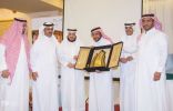 تكريم المعلم فيصل الزهراني بسيارة في حفل تقاعده