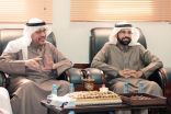 منسوبو مكتب الروابي يقدمون التهنئة للزهراني