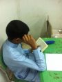 طالب مستغلاً وقته بعد الاختبار بقراءة القران الكريم