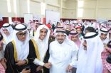 بالصور أمير القصيم يفاجئ طلاب مدرسة ثانوية بحضور حفل تخرجهم