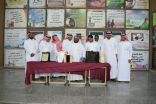 أولياء أمور طلاب مدرسة أسيد الابتدائية بالحصمة يكرمون معلم أبنائهم