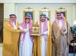 أميرالقصيم .. يكرم المعلم الدليلان لاسهاماته التعليمية المجتمعية