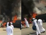 بالفيديو ..نشوب حريق في سيارة مدير مدرسة بجدة