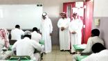 أديب مليباري يتفقد سير الاختبارات بمدرسة حسان بن ثابت الليلية بجدة