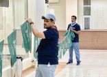 المعسكر الكشفي بتعليم تبوك يهدي ”  600  ” علماً لمنفذ حالة عمار