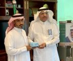 مدير تعليم منطقة تبوك يكرم معلماً أنقذ أسرة من الغرق
