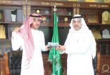 مدير تعليم تبوك يكرم طالباً قام بدور رجل المرور أثناء تعطل إشارة ضوئية