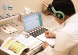 تفاعل مستمر من المعلمين والمعلمات مع طلابهم في اختبارات اليوم الأول للمرحلتين المتوسطة والثانوية 