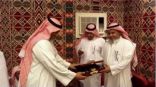 ابتدائية زمزم بمكة تكرم المعلم / معيض الشمراني