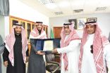 مساعد مدير تعليم تبوك يكرم المعلم القيسي