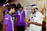 بالصور .. معلم رغم إعاقته ينافس الشباب في خدمة ضيوف الرحمن 