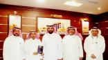 الطالبة الموهبة<ليان>تهدي كتيبها لمدير تعليم عنيزة