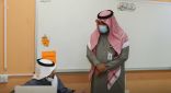 مدير تعليم عنيزة ..  يتفقد سير العملية التعليمية عبر منصة مدرستي ويحضر عددا من الدروس