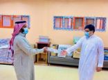 بالصور .. مدارس البكيرية تبدأ بتسليم الكتب مع تطبيق الإحترازات