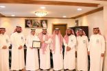 مدير تعليم الرس .. يسلم شهادة النجاح بنظام التسريع للطالب(العايد)
