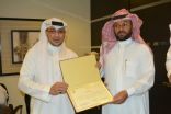 مدير تعليم مكتب الشرق بجدة يكرّم  الأستاذ فواز بن مقعد العتيبي