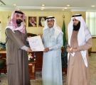 مدير تعليم تبوك يكرم معلما قطع إجازته وعاد لتدريس طلابه