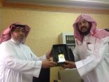 تكريم مهند الغامدي لحصوله على المركز الأول بالمدرسة