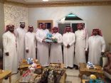 مدرسة الملك خالد الثانوية بالهفوف تكرم طلابها المتميزين في منازلهم