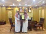 مدير التعليم بحفر الباطن يكرم مواطناً لتعاونه مع مدرسة