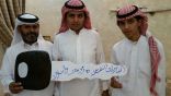 أبناء وزوجة المعلم مشعل الحارثي يهدونه سيارة جديدة بمناسبة تقاعده