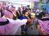 الله عليك يالأزرق جبت الكأس والكل لك صفق