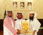 أسرة ” الطوهري” تقدم درعً تذكارياً لقائدة الثانوية الثالثة للبنات