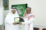 إدارة متوسطة أبوعبيدة تكرم صحيفة التعليم الإلكترونية