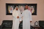 مدير مدرسة في الطائف يودع الحقل التعليمي بزيارة معلمه السابق