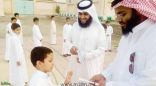 مدير مدرسة يحفز طلابه بالمال ووجبة إفطار