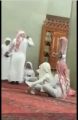 معلم تحفيظ قرآن يجلد طلابه بسلك كهربائي داخل المسجد | فيديو