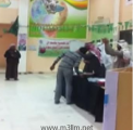 بالفيديو.. مدير مدرسة يصف عامل النظافة بـ”المعلم” ويقبل رأسه أمام الطلاب