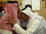 مدير تعليم عسير يقبل رأس معلم قطع إجازته المرضية